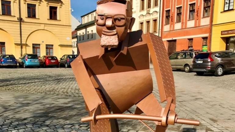 NOVA CUP odstartuje vedle významné sochy cyklisty