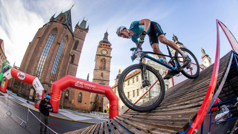 Gočárovy schody tradičně 28. září. Závodníci zdolají schody i řeku Orlici